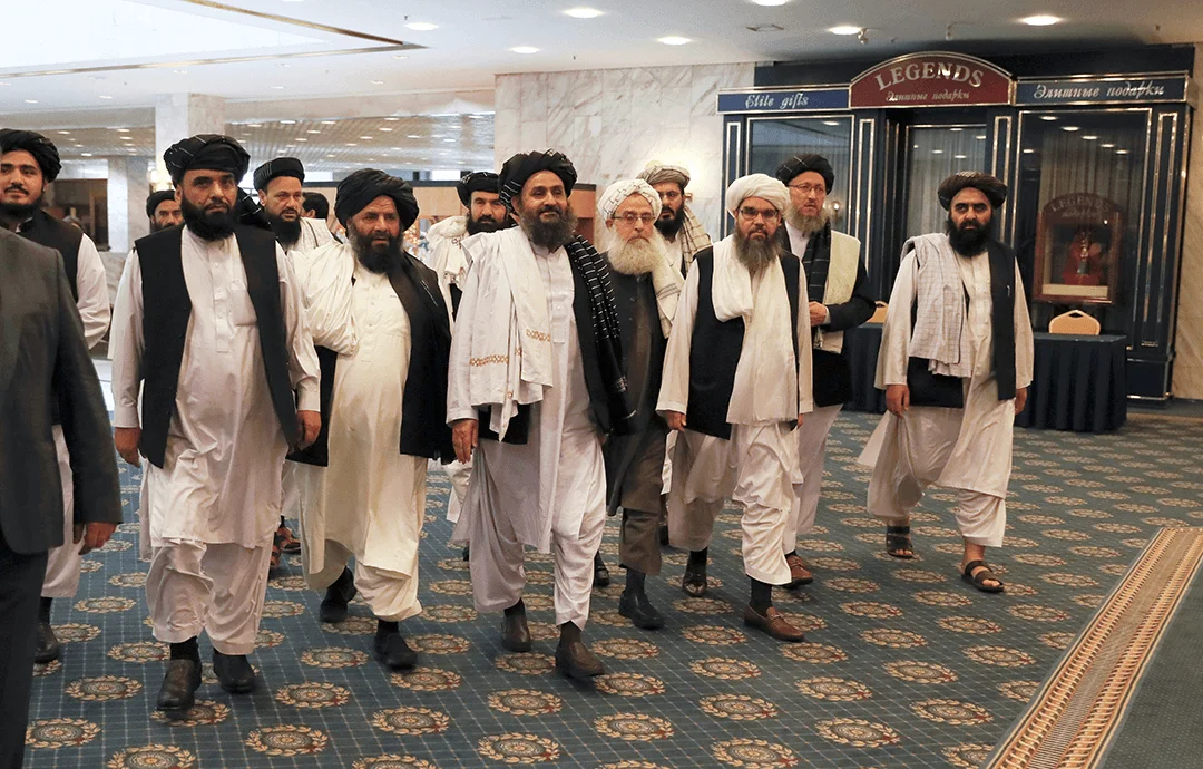 Members of a Taliban delegation, led by chief negotiator Mullah Abdul Ghani Baradar (Center, front), walk before a meeting with Afghan senior politicians in Moscow, Russia May 30, 2019. [Reuters]