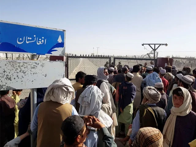 People gather as they wait to cross at the Friendship Gate crossing point in the Pakistan-Afghanistan border town of Chaman, Pakistan August 12, 2021. [Reuters]