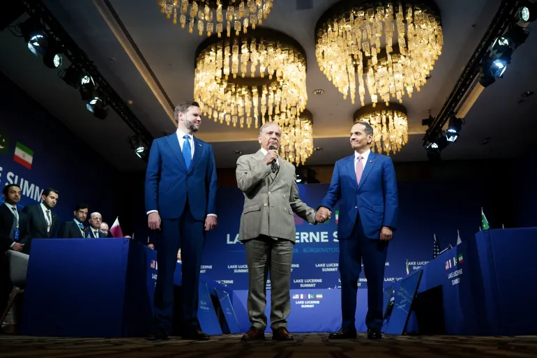 Pakistan’s Prime Minister Shehbaz Sharif (C) and Qatar’s Prime Minister Sheikh Mohammed bin Abdulrahman bin Jassim Al Thani hold hands next to US Vice President JD Vance prior to a quadrilateral meeting between the United States, Iran, Pakistan and Qatar at the Burgenstock luxury hotel complex in Switzerland [AFP]